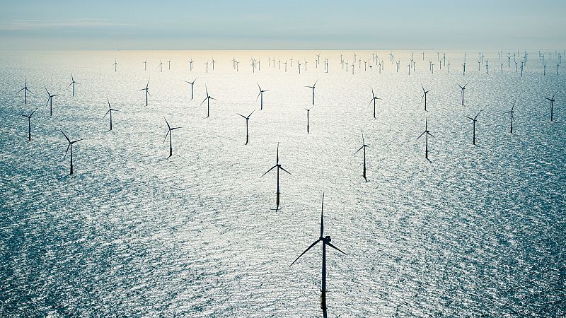Molinos más potentes y más viento que en tierra: ¿cómo funciona la eólica marina que arranca ahora en España?
