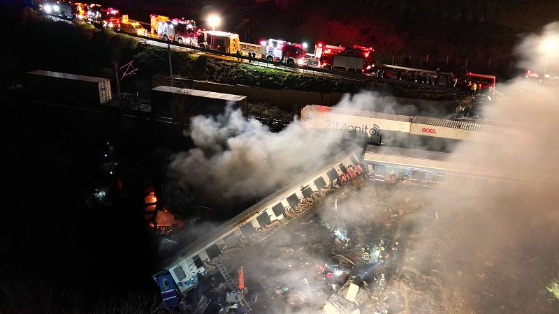 Dimite el ministro de Transportes griego tras el choque de trenes que ha dejado al menos 36 muertos