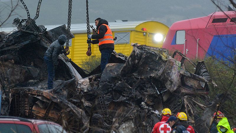 Imputan al jefe de estación de Larisa por el accidente ferroviario que ha dejado al menos 57 muertos