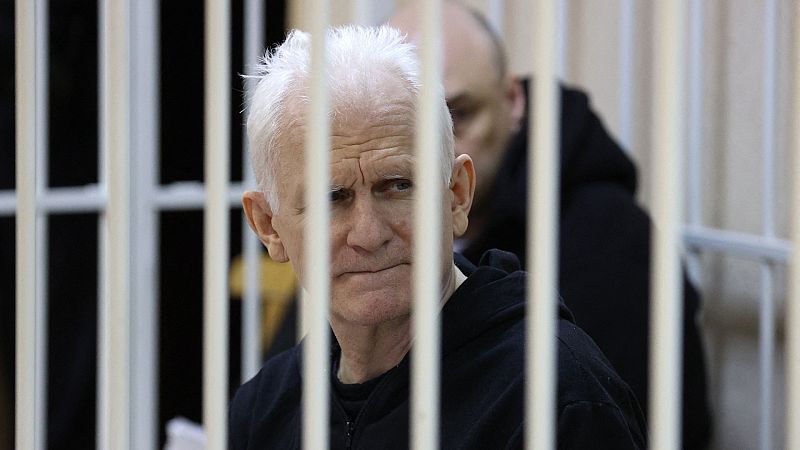 La Justicia bielorrusa condena al Nobel de la Paz Alés Bialiatski a diez años de prisión