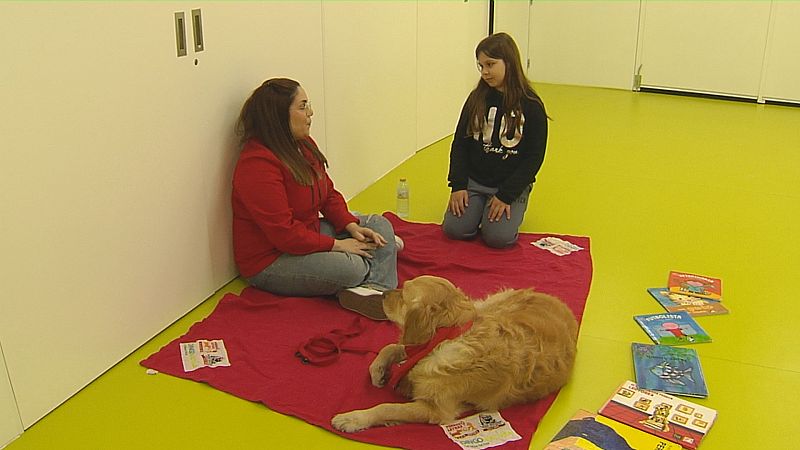 La biblioteca de Guadalajara utiliza perros adiestrados para mejorar las habilidades lectoras de los niños