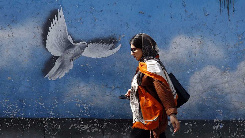 Denuncian nuevos casos de envenenamientos a cientos de niñas en nueve colegios de Irán