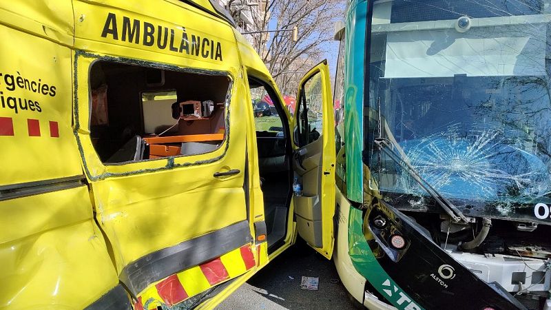 8 ferits lleus per la topada d'un tramvia amb una ambulància