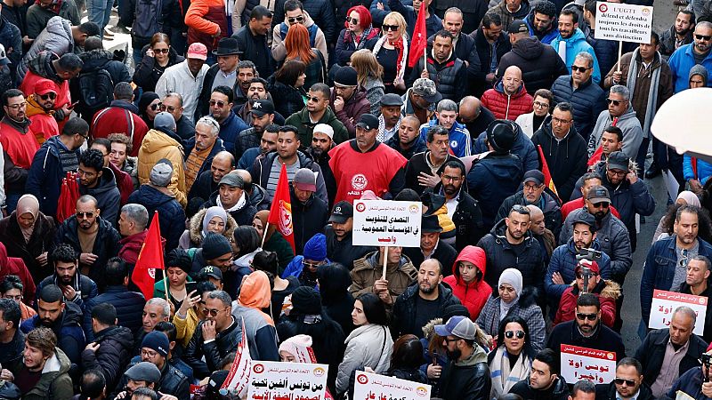 Miles de tunecinos se manifiestan contra el presidente Saied en respuesta a la represión