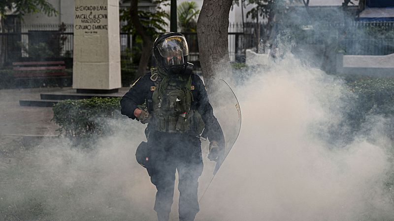 Manifestantes atacan una comisaria y una base militar en Perú dejando al menos 27 heridos