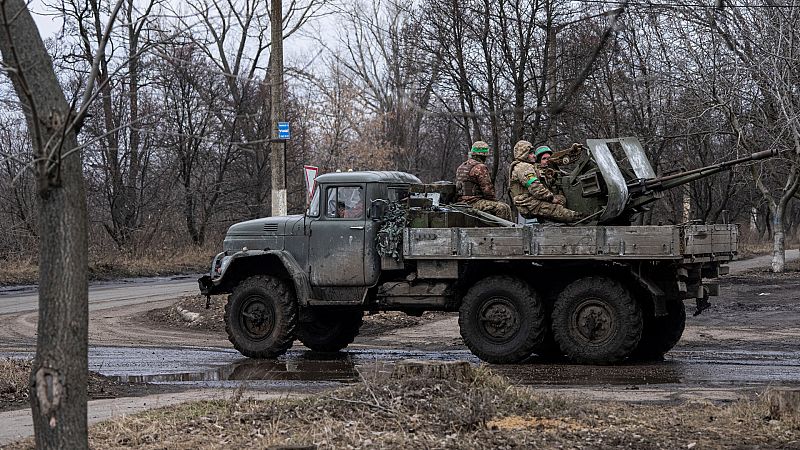 Ucrania reconstruye contra reloj sus defensas en Bajmut ante el cerco ruso