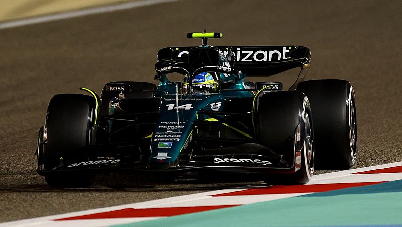 Alonso se sube al tercer escalón del podio en su estreno en Aston Martin con Sainz cuarto; Verstappen se lleva la victoria