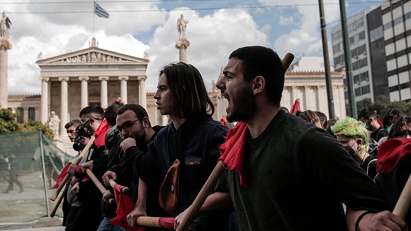 El primer ministro griego pide perdón a las víctimas del accidente de tren mientras siguen las protestas en la calle