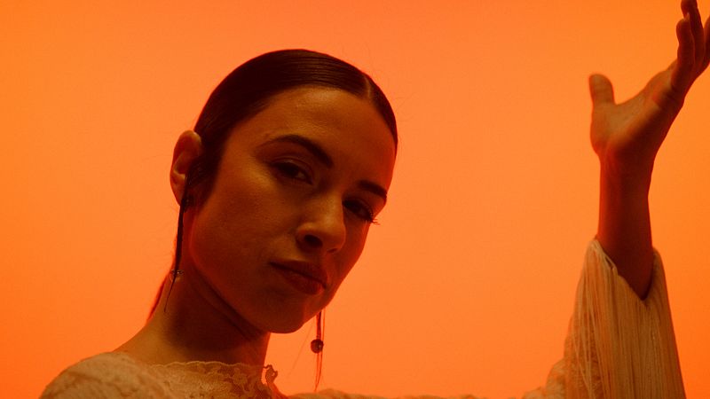 Blanca Paloma se viste con flecos en el videoclip de 'Eaea' para abrazar a la yaya Carmen