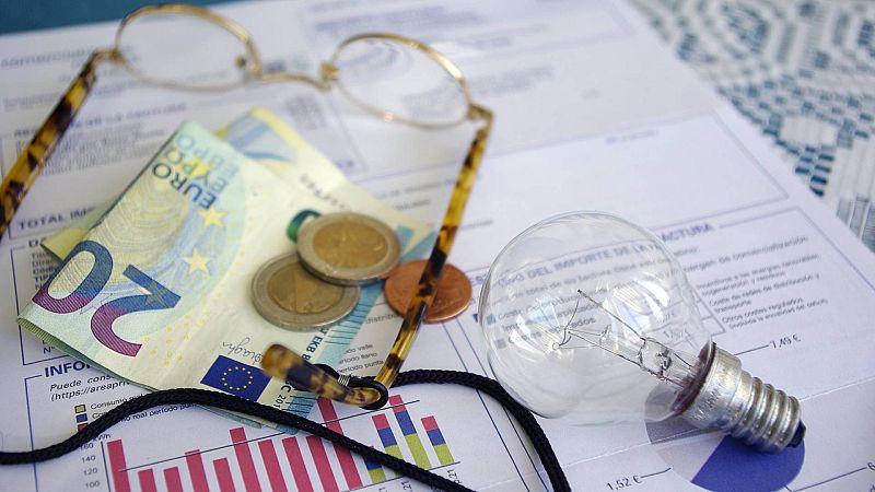 El precio de la luz baja un 18,23% este miércoles, hasta los 98,93 euros/MWh