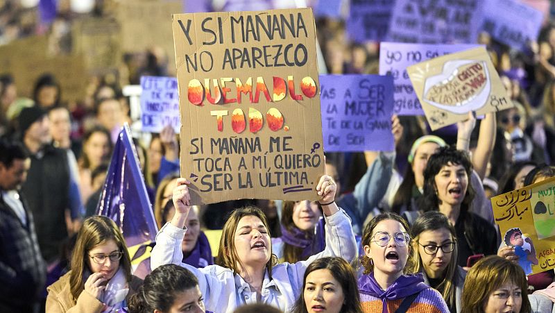 Miles de mujeres marchan por la igualdad en un 8M marcado por la división del feminismo y la tensión política