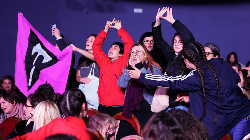 Feministas contra la 'ley trans' interrumpen el acto de Montero y le preguntan: "¿Qué es una mujer?"