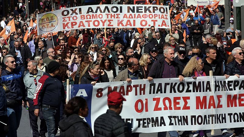 Miles de personas protestan en Grecia en una jornada de huelga general por el accidente de tren de Larisa