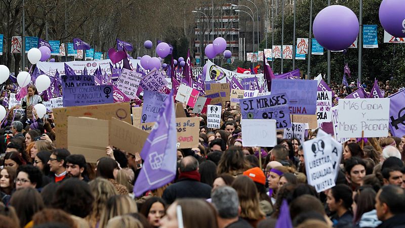 En directo, las manifestaciones en España | Miles de mujeres toman las calles en las manifestaciones de un 8M dividido