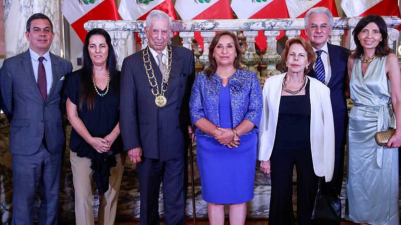 Vargas Llosa es condecorado con la Orden del Sol del Perú y expresa su apoyo a Boluarte