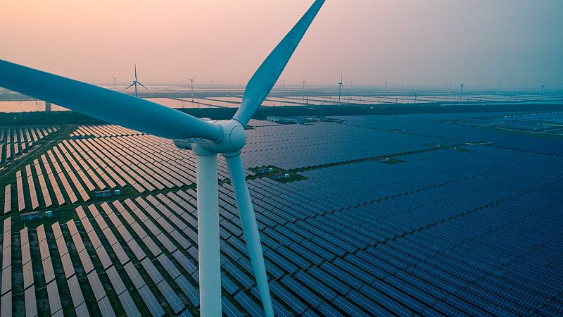 Bruselas propone una reforma del mercado eléctrico con contratos fijos a largo plazo