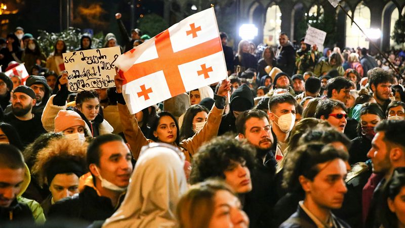 Miles de personas siguen protestando en Georgia a pesar de la paralización del proyecto de ley sobre 'agentes extranjeros'