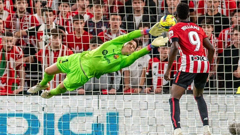 Athletic 0 - 1 Barcelona: Raphinha y Ter Stegen sostienen al Barça en un polémico partido en San Mamés