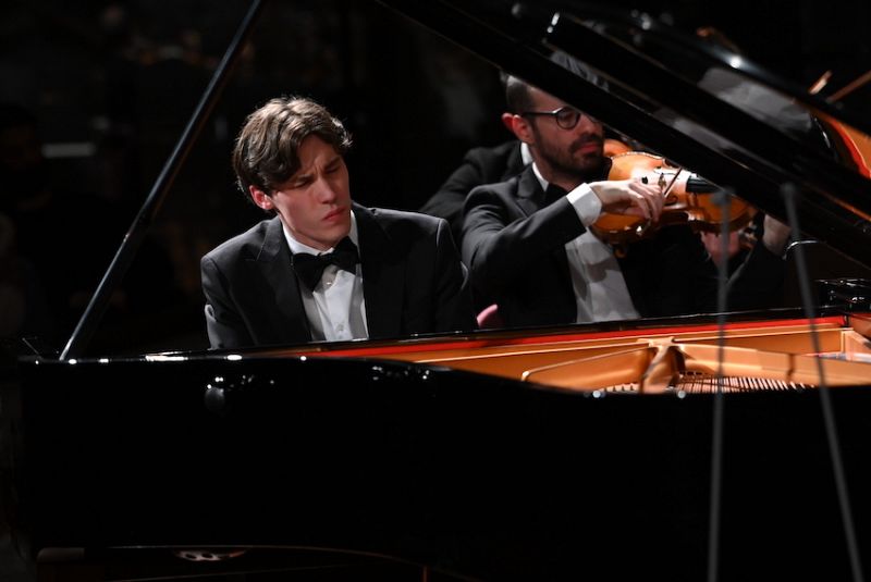 El pianista Jaeden Izik-Dzurko junto y la OCRTVE interpretan a Schumann