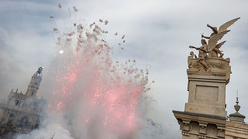 El desvío de una carcasa de la mascletà en Valencia provoca 17 heridos