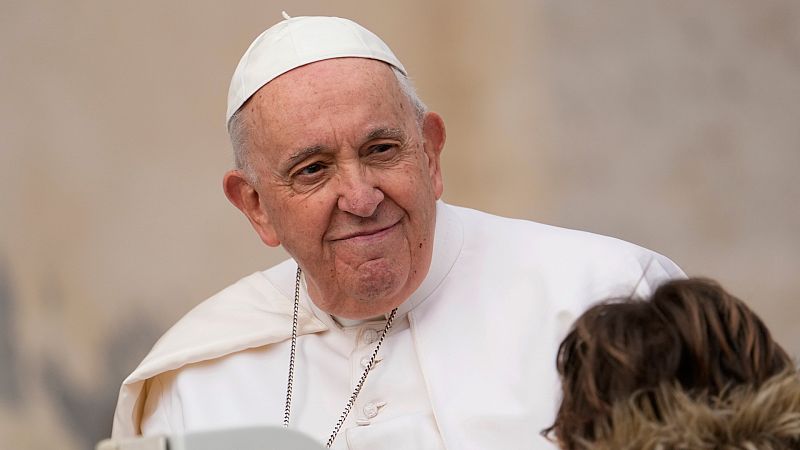 El papa abre la puerta a "revisar" el celibato y nombrar más mujeres en puestos de responsabilidad en el Vaticano