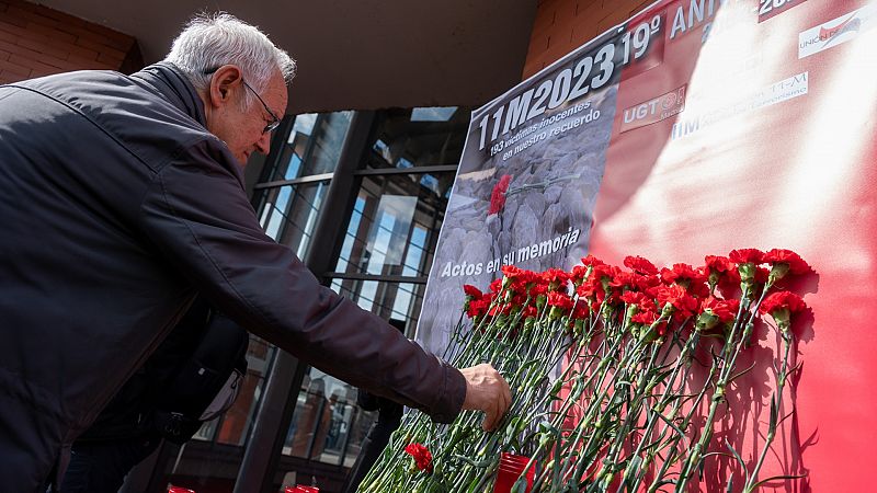 Flores y homenajes recuerdan a las víctimas del 11M en diferentes actos y piden que la "sinrazón no caiga en el olvido"