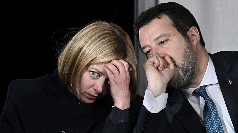 Cr�ticas a Meloni por su v�deo en un karaoke junto a Salvini mientras persiste la tragedia del naufragio en Calabria