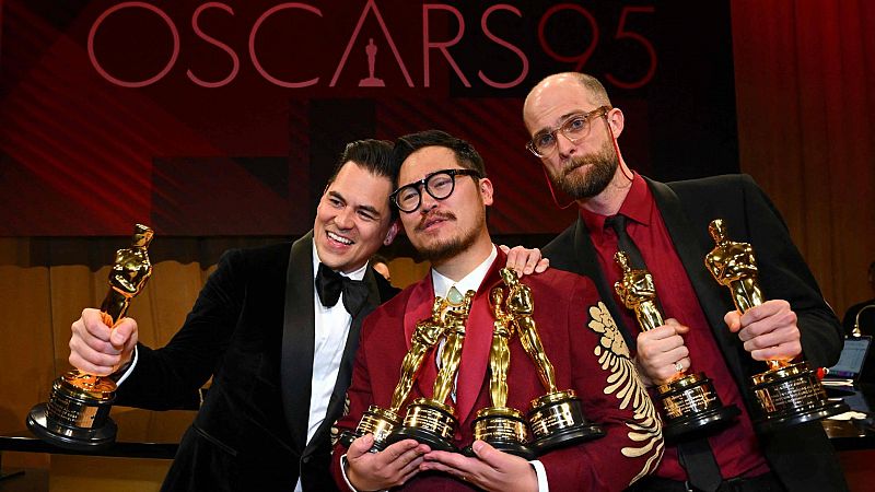 'Todo a la vez en todas partes' y su locura multiverso arrasa con siete premios Oscar