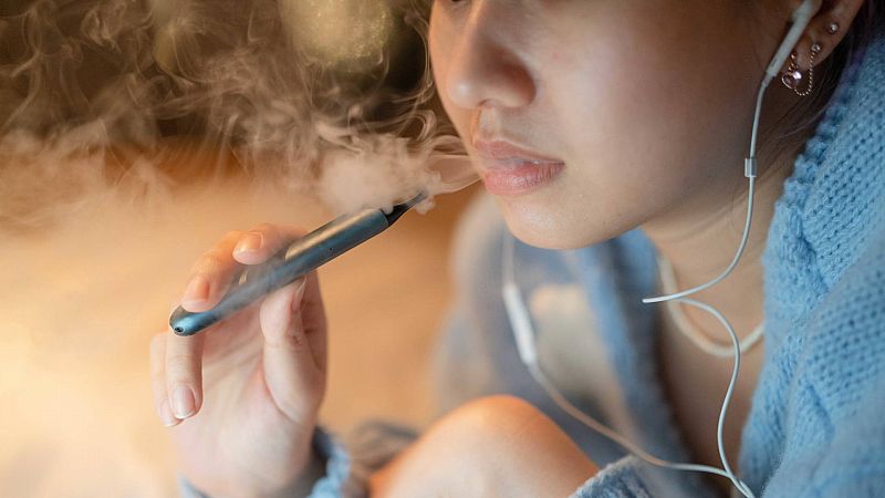 ¿Cómo afectan a la salud los cigarrillos electrónicos? ¡Sin humo pero con riesgo!