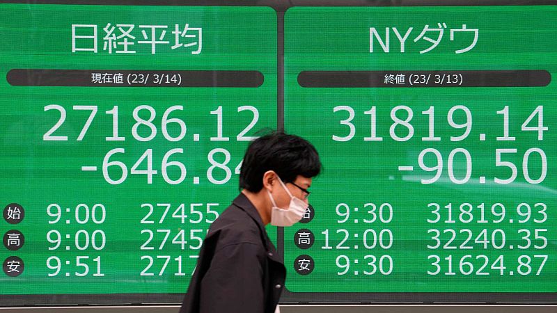 Tres de los mayores bancos japoneses registran fuertes caídas por el temor al contagio de Sillicon Valley