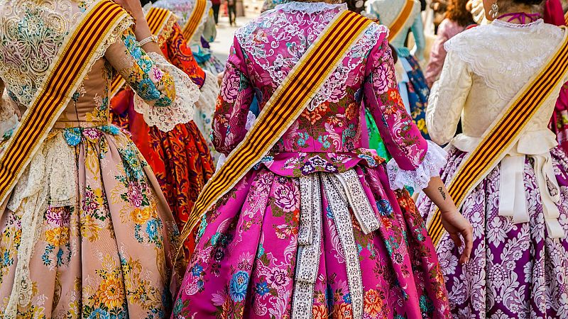 Los negocios hacen su agosto durante las Fallas con la venta de trajes de fallera o el alquiler de balcones