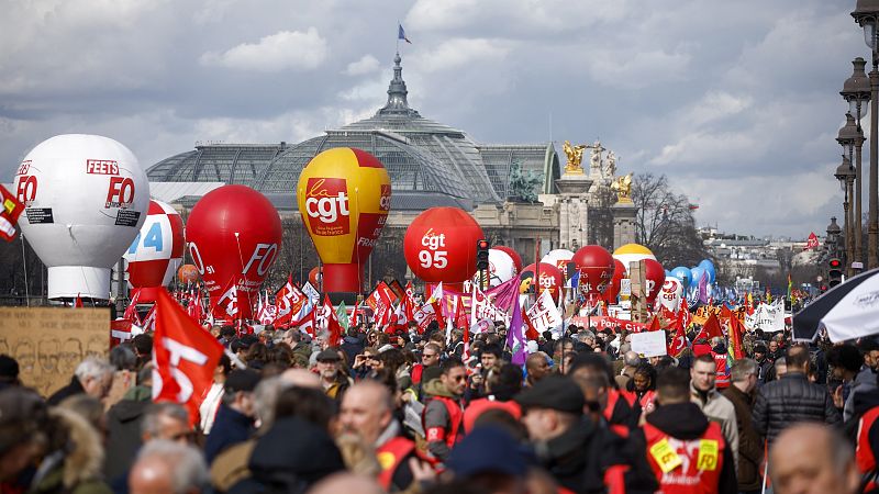 Miles de franceses vuelven a las calles en un último intento de frenar la reforma de las pensiones de Macron