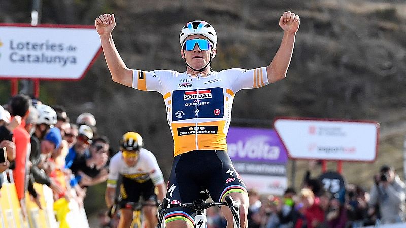 Evenepoel derrota a Roglic en La Molina y acecha su liderato