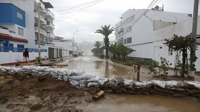 El ciclón Yaku pone en alerta a Lima ante las fuertes inundaciones y destrozos