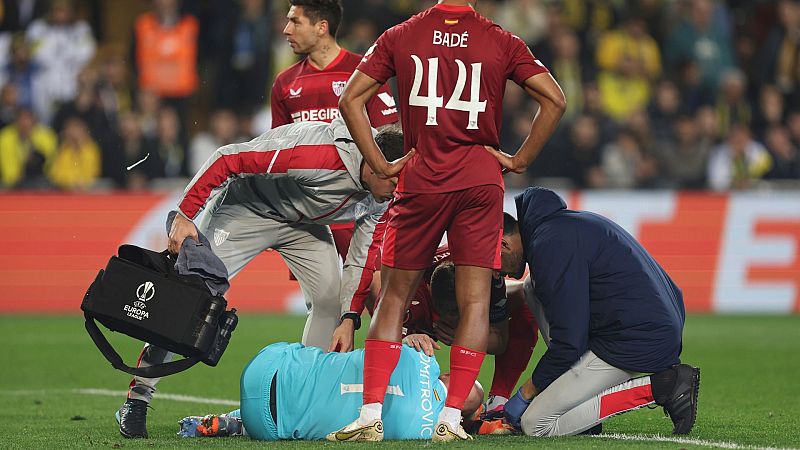 Dmitrovic recibió el impacto de un objeto caído desde la grada