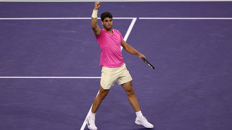 Alcaraz supera por primera vez a Auger-Aliassime y pasa a semifinales de Indian Wells