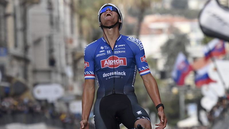 Van der Poel impone su ley en San Remo para llevarse el primer monumento de la temporada