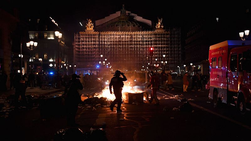 Nueva noche de disturbios en Francia tras el fracaso de las mociones de censura contra Macron