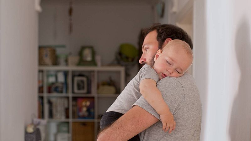 El Constitucional avala el decreto ley que equiparó el permiso de paternidad al de maternidad