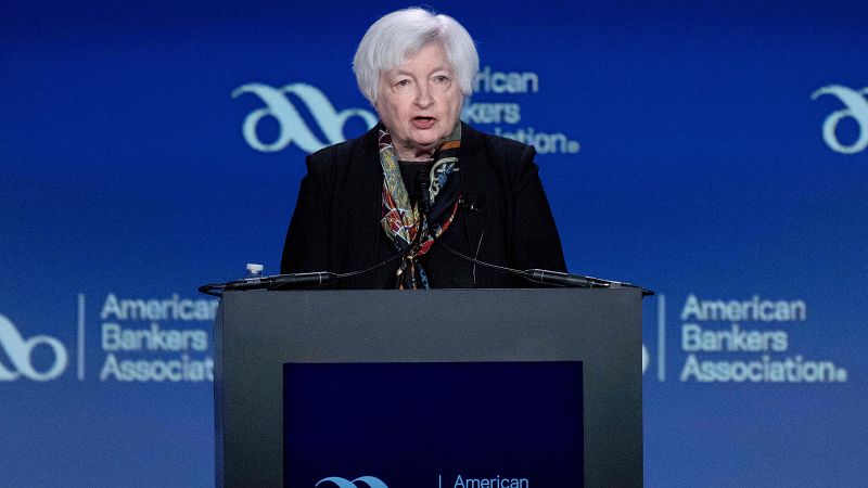 La secretaria del Tesoro de EE.UU. defiende la "solidez" de sus bancos tras la caída del SVB