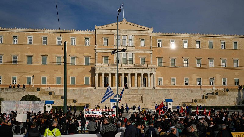 El primer ministro de Grecia convoca elecciones para el mes de mayo