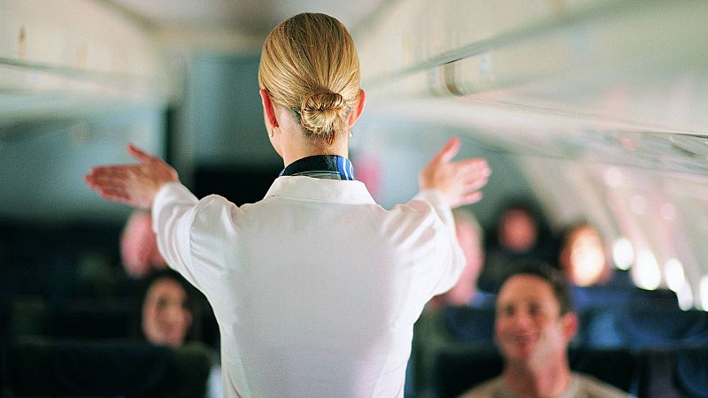 Vueling se enfrenta a una multa de 30.000 euros por obligar a sus azafatas a llevar tacones y maquillarse