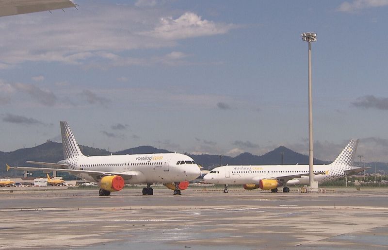 Possible sanció a Vueling per obligar les hostesses a portar maquillatge i talons