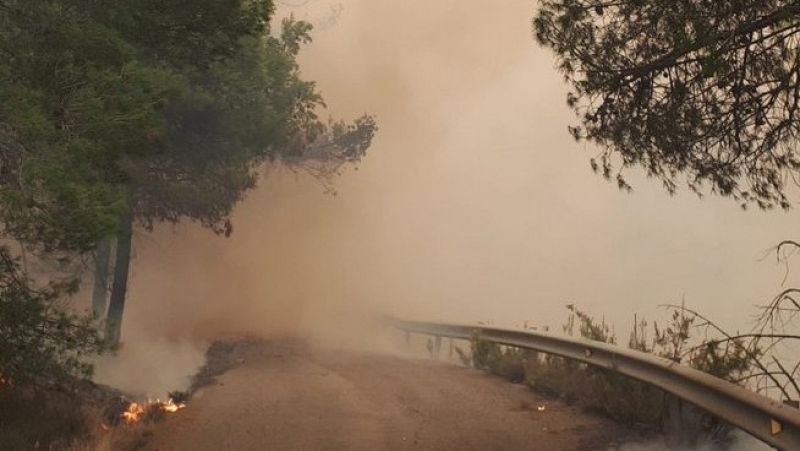 Un millar de desalojados en las provincias de Castelln y Teruel por un incendio que ya ha arrasado 1.000 hectreas