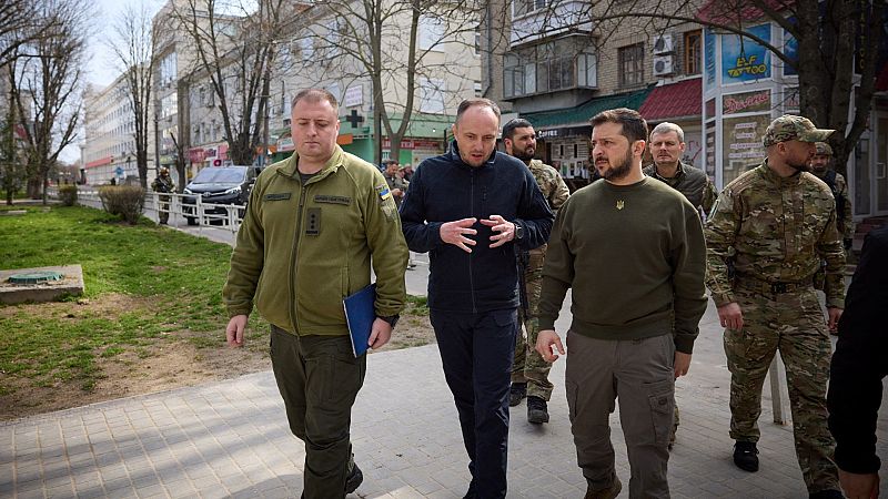 Zelenski promete restaurar "todo" durante su visita por las infraestructuras dañadas de Jersón