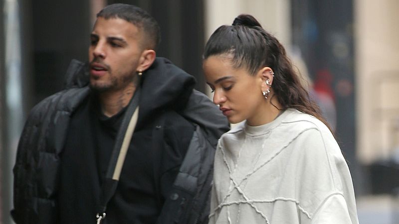 El pedrusco que Rauw Alejandro le regala a Rosalía en su canción "Beso", ¿se casan?