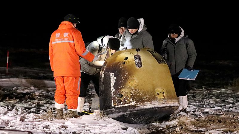 Científicos chinos descubren perlas de vidrio en la Luna que podrían indicar la presencia de una reserva de agua