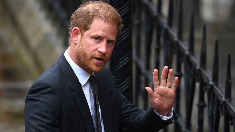 El príncipe Harry califica a los tabloides de "criminales" y acusa a la familia real de complicidad con la prensa