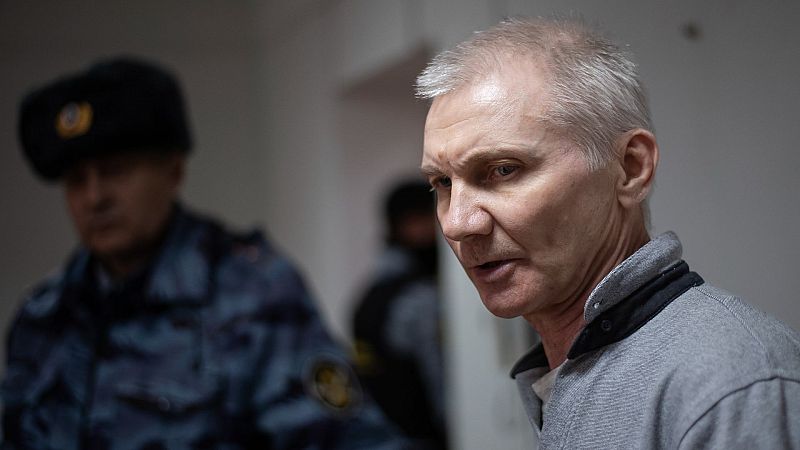 El padre condenado a dos años en Rusia por los dibujos de su hija escapa del arresto domiciliario