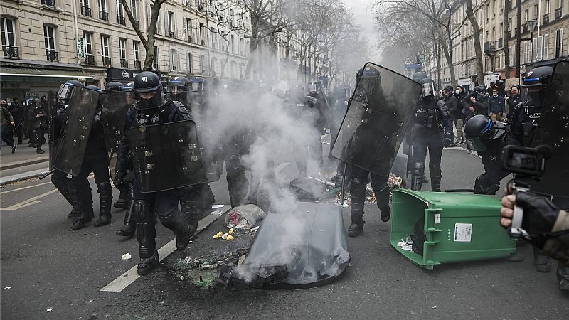 Más de 200 detenidos y 175 policías heridos en Francia tras una nueva jornada de protestas contra la reforma de Macron
